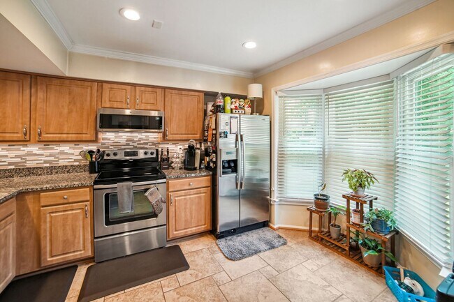 Building Photo - Wonderful 2BR/3.5BA townhouse located in B...