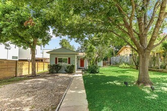 Building Photo - 208 Braeswood Rd