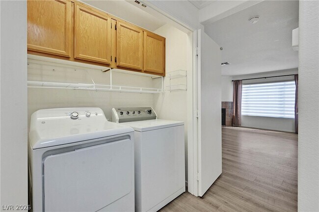 Building Photo - 350 S Durango Dr