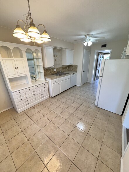 Kitchen - 1713 E Lindsey St