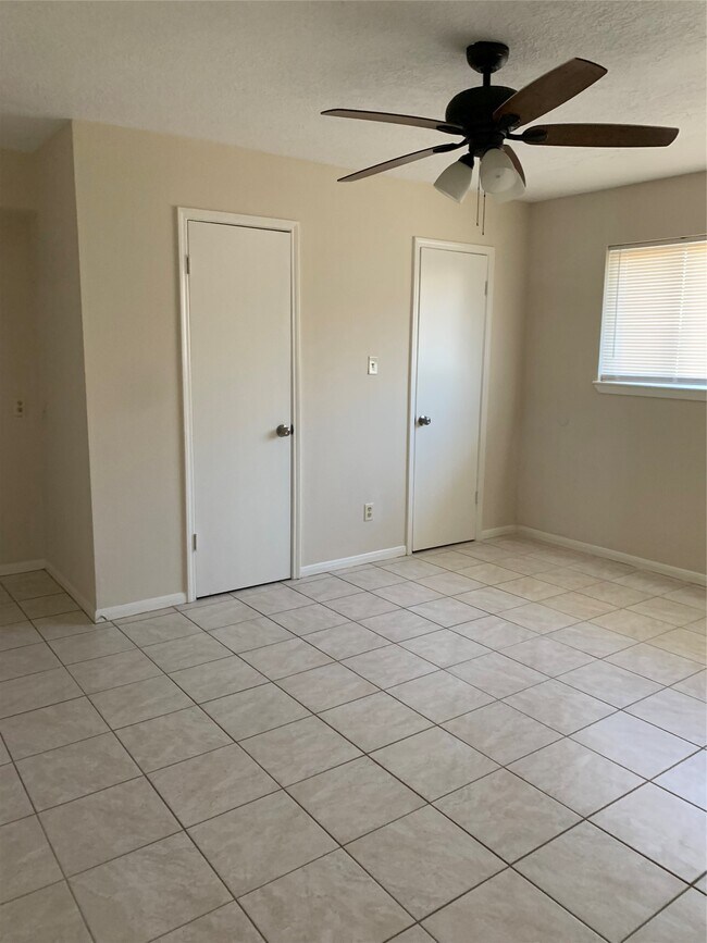 Building Photo - 12418 South Dr