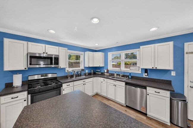 Building Photo - Updated Single-Family Home for Rent in Fairlawn