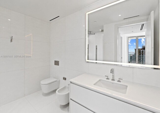 Building Photo - 300 Biscayne Blvd Way