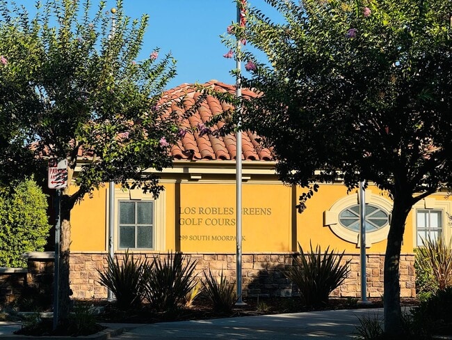 Building Photo - Los Robles Townhome – Flexible Furnishing Options