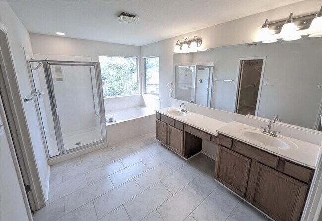 Building Photo - 303 N Carriage Hills Dr