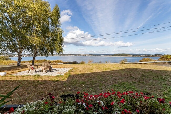Building Photo - Spectacular View - 3bd/2ba - Custom Remodel - Group and Pet Friendly