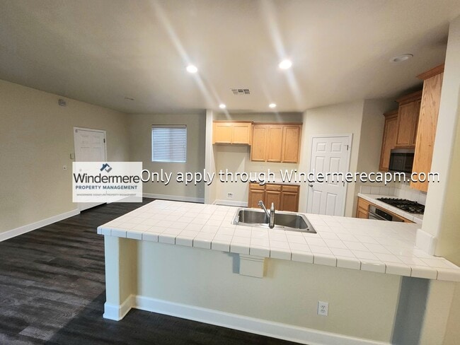 Building Photo - AWESOME 3 BED/2.5 BATH FLOOR PLAN AVAILABL...