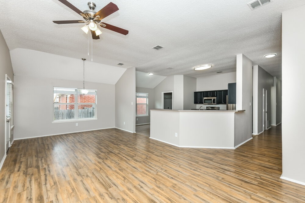 Building Photo - 10813 Briaroaks Dr