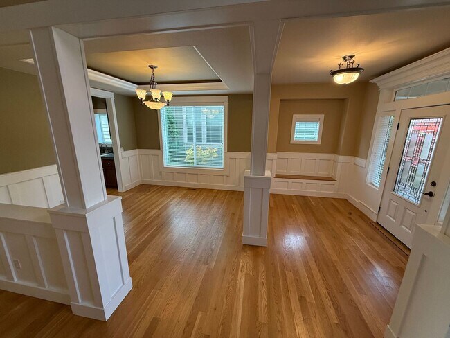 Building Photo - Stunning large 3 bedroom plus bonus rooms ...