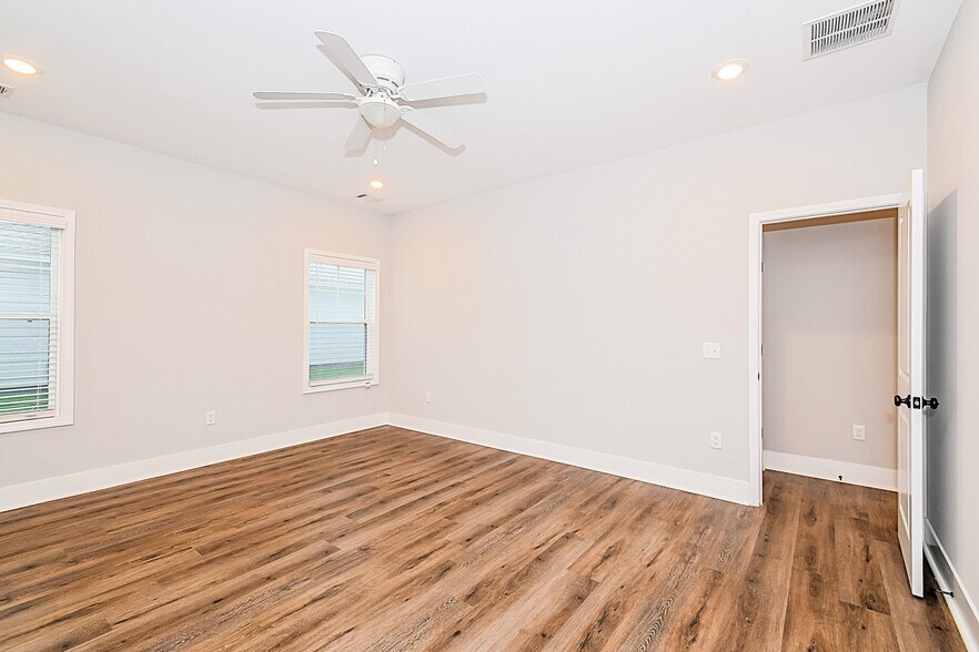 Building Photo - 1047 Autumns Wood Cir E