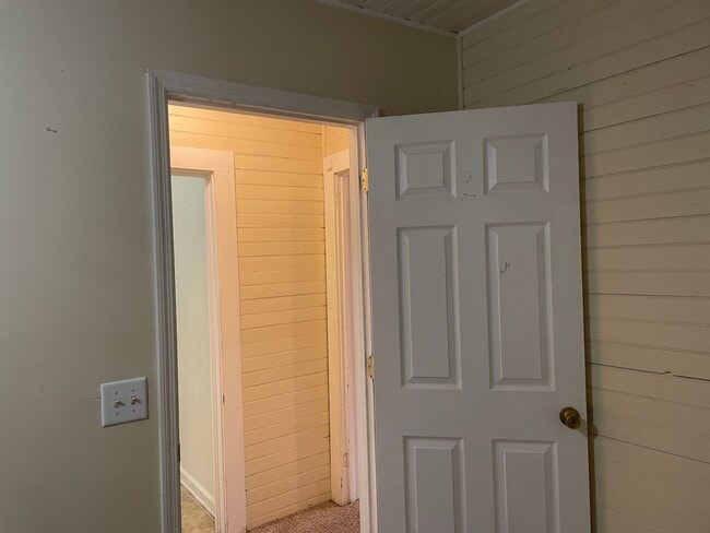 Building Photo - 2 Bed, 1 Bath House