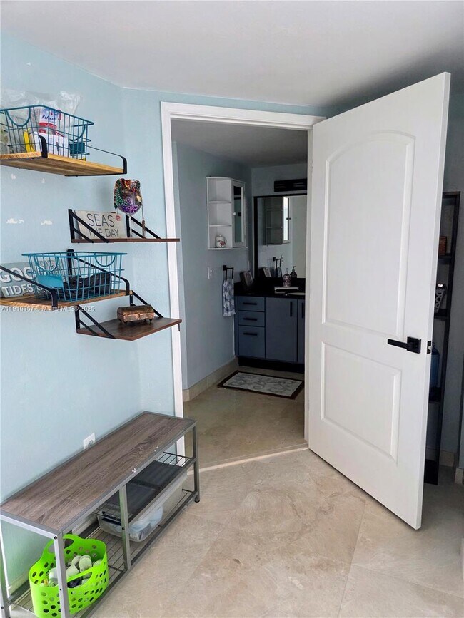 Building Photo - 1625 Kennedy Cswy