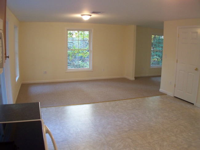 Building Photo - 4 Jessica Ln