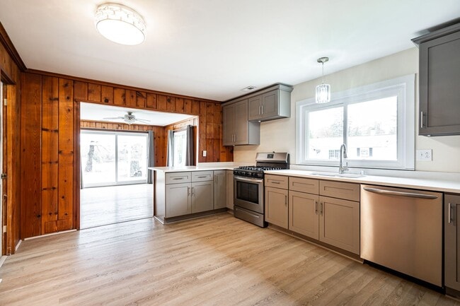 Building Photo - Beautiful 2 Bedroom Single Family on Paddock Lake