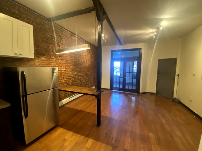 Building Photo - 82 Hull St