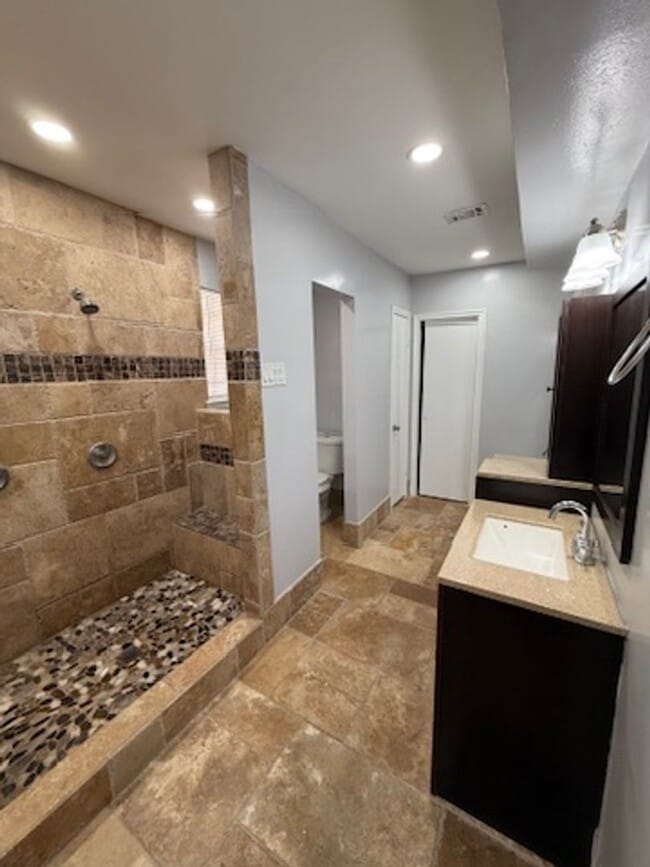 Building Photo - Really spacious 4bed/2bath single family home