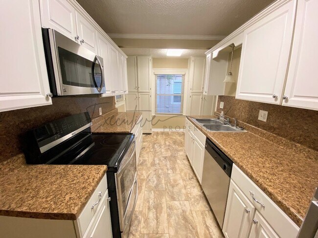 Building Photo - Well-Kept 3BR Home with Sunroom, Garage & Fenced Yard