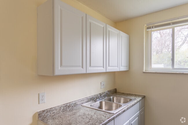 1BR, 1BA - 750 SF - Kings Pointe & Valley Woods Apartments