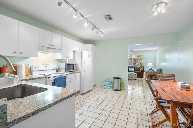 Building Photo - 13 Sailfish Ln