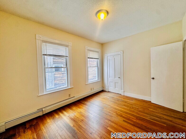 Building Photo - 569 Main St