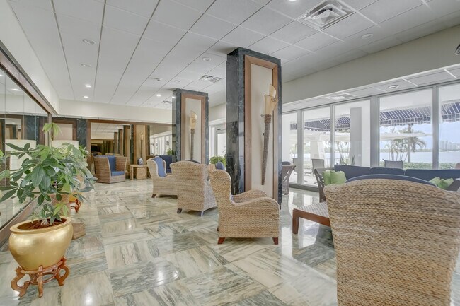 Building Photo - 500 Bayview Dr