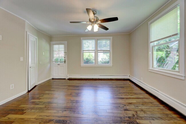 Building Photo - De Graw Ave Triplex