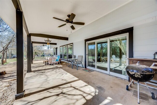 Building Photo - 137 W Oak Dr