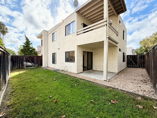Building Photo - Lower Level w/ Private Fenced Yard!