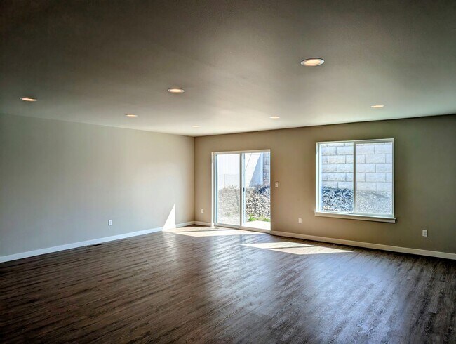 Building Photo - ** MOVE-IN SPECIAL** Charming 3-Bed, 2-Bath Home w/ Fenced Yard & W/D!