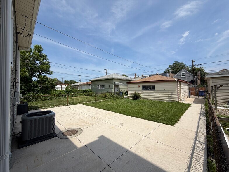 Building Photo - 2107 S 59th Ct