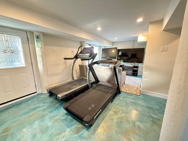 Building Photo - 256 Alley Ave