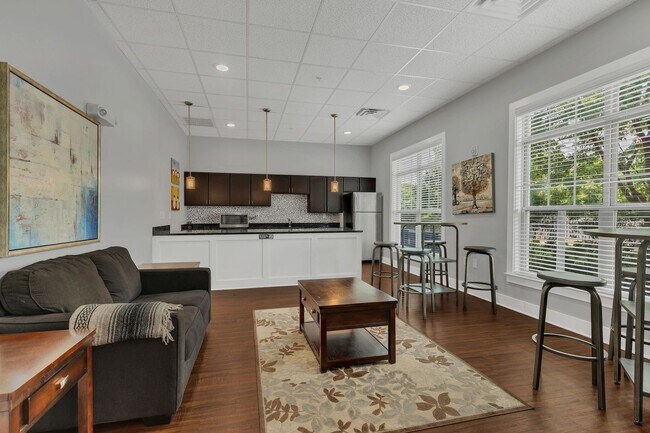 Building Photo - 414 Rosedale Ave