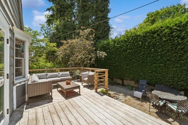 Building Photo - 4 bedroom in Seattle WA 98115