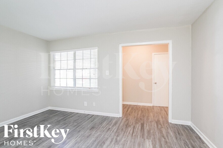 Building Photo - 13322 Oak Leaf Ln