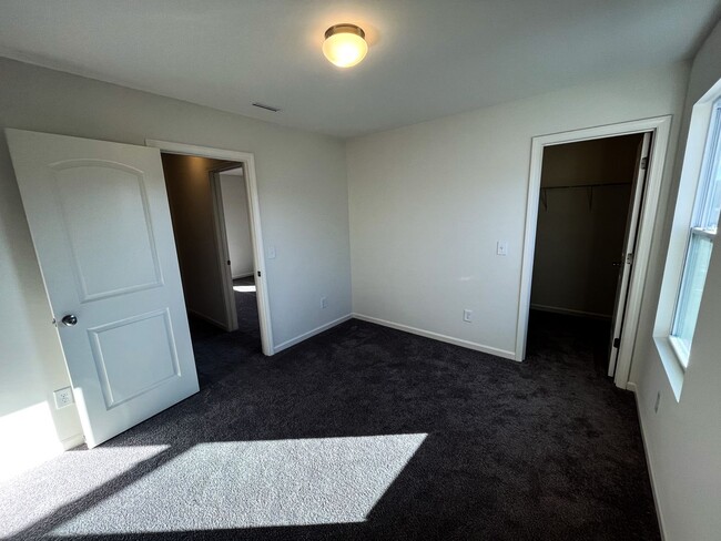Building Photo - Beautiful 3 bedroom, 2 1/2 bathroom home i...