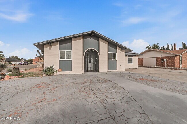 Building Photo - 2624 Lake Victoria Dr