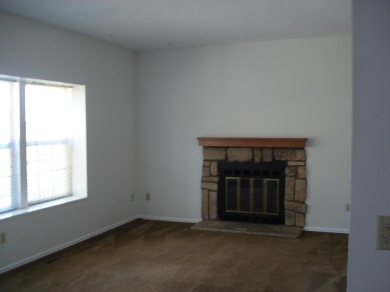 Building Photo - 744 Crown Point Dr