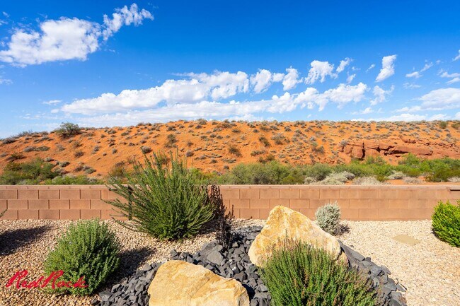 Building Photo - Stunning 4 Bedroom Home with Gorgeous Back...