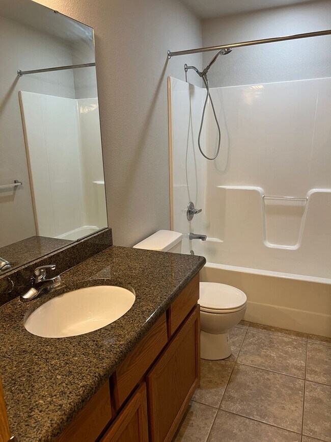 Building Photo - 3 bedroom, 2 bathroom, 2 car garage duplex in Republic