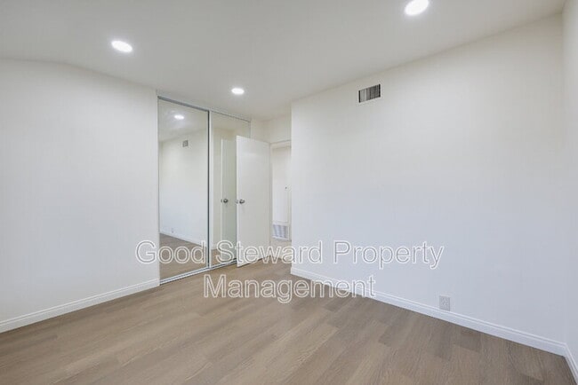 Building Photo - 5111 Roxborough Dr