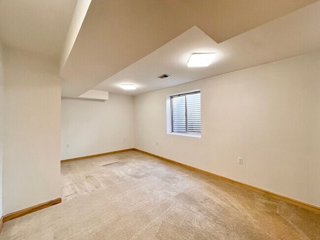 Building Photo - Spacious 3 bedroom/3 bath Townhome with 2 car Attached Garage and Private Yard in Evans, CO