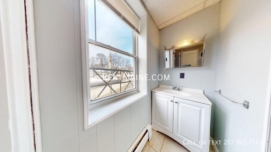 Building Photo - 281 Main St