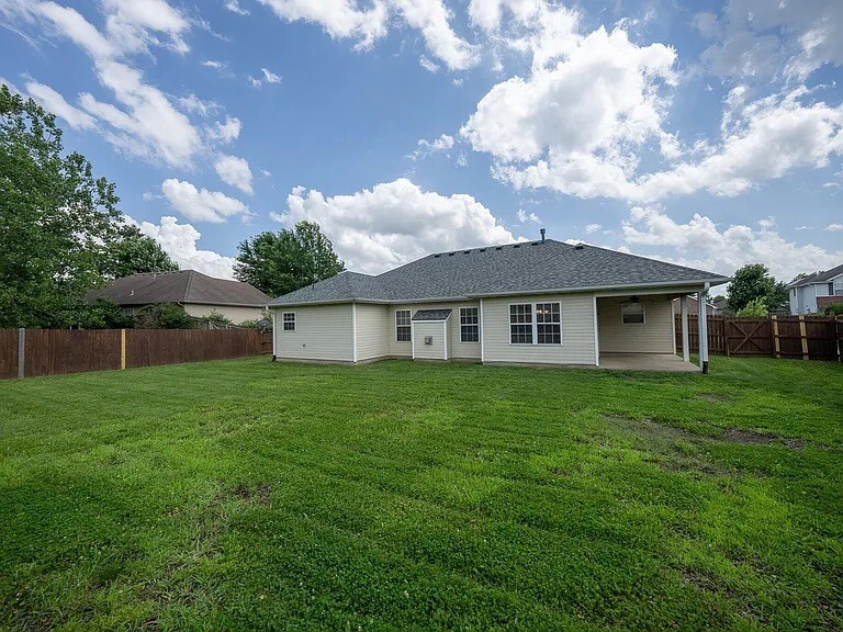 Building Photo - 211 Jackal Dr