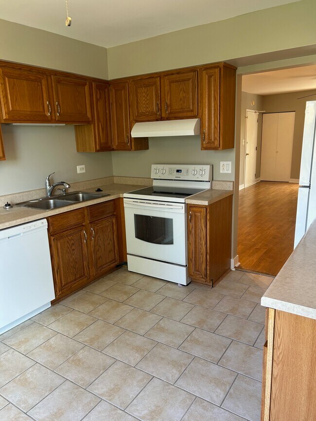 Building Photo - 5405 Chateau Dr