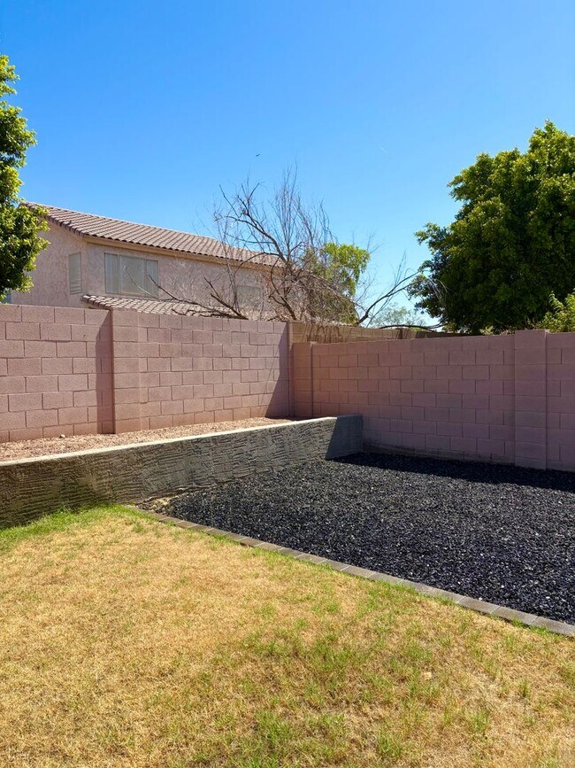 Building Photo - **BEAUTIFUL & SPACIOUS 3 BEDROOM/2 BATHROO...
