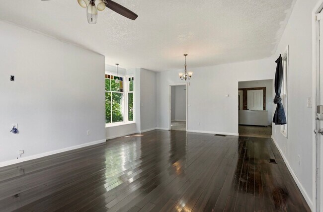 Building Photo - Charming 3-Bedroom Home with Fenced Yard!