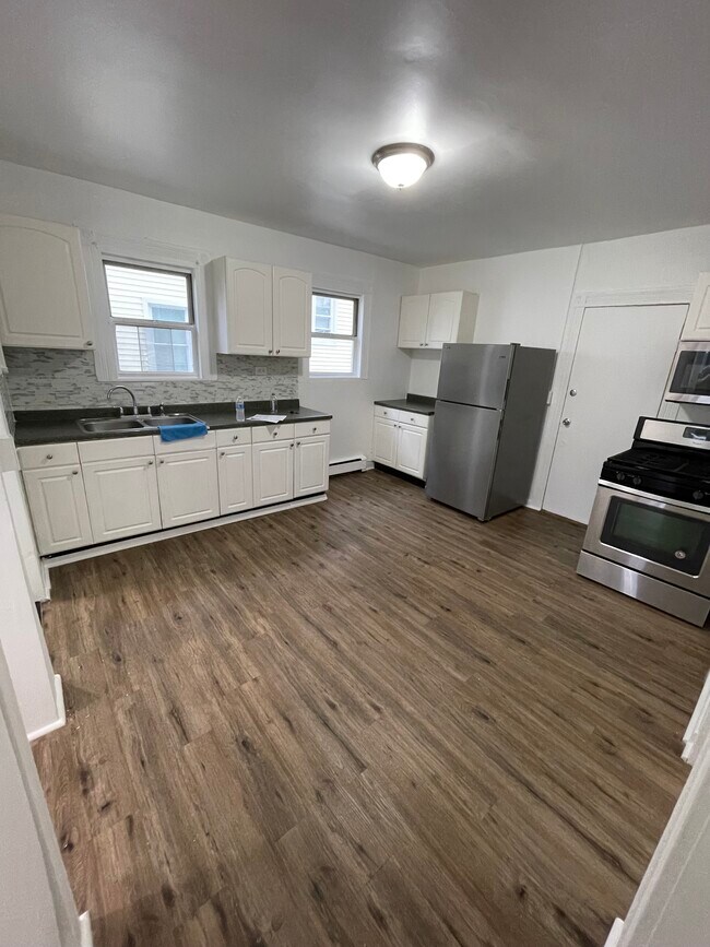 Building Photo - 260 Sheridan St