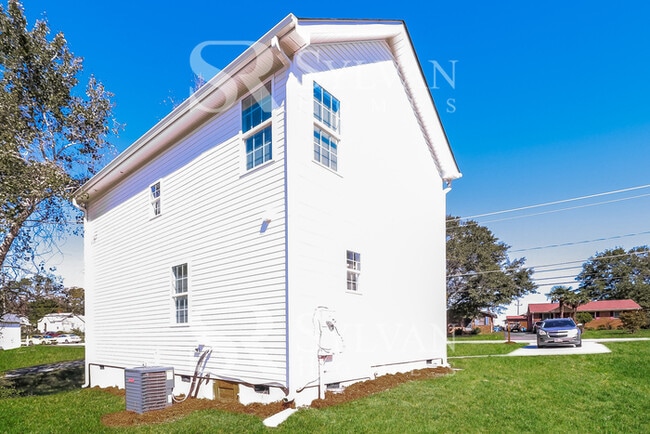 Building Photo - This lovely 3BR, 2.5BA home is move-in ready