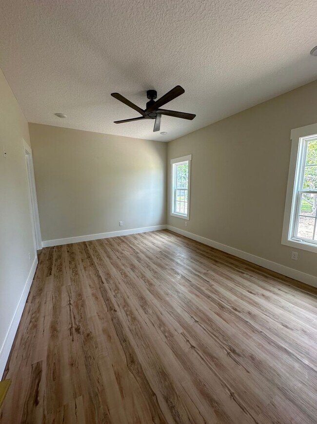 Building Photo - 3 Bed 2 Bath House