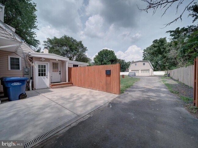 Building Photo - 6625 Harrison Ln